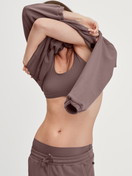 Le mannequin Femme porte le/la Pull classique en  de couleur Marron, Unicolore, de la série Lounge Element de CALIDA, Image supplémentaire