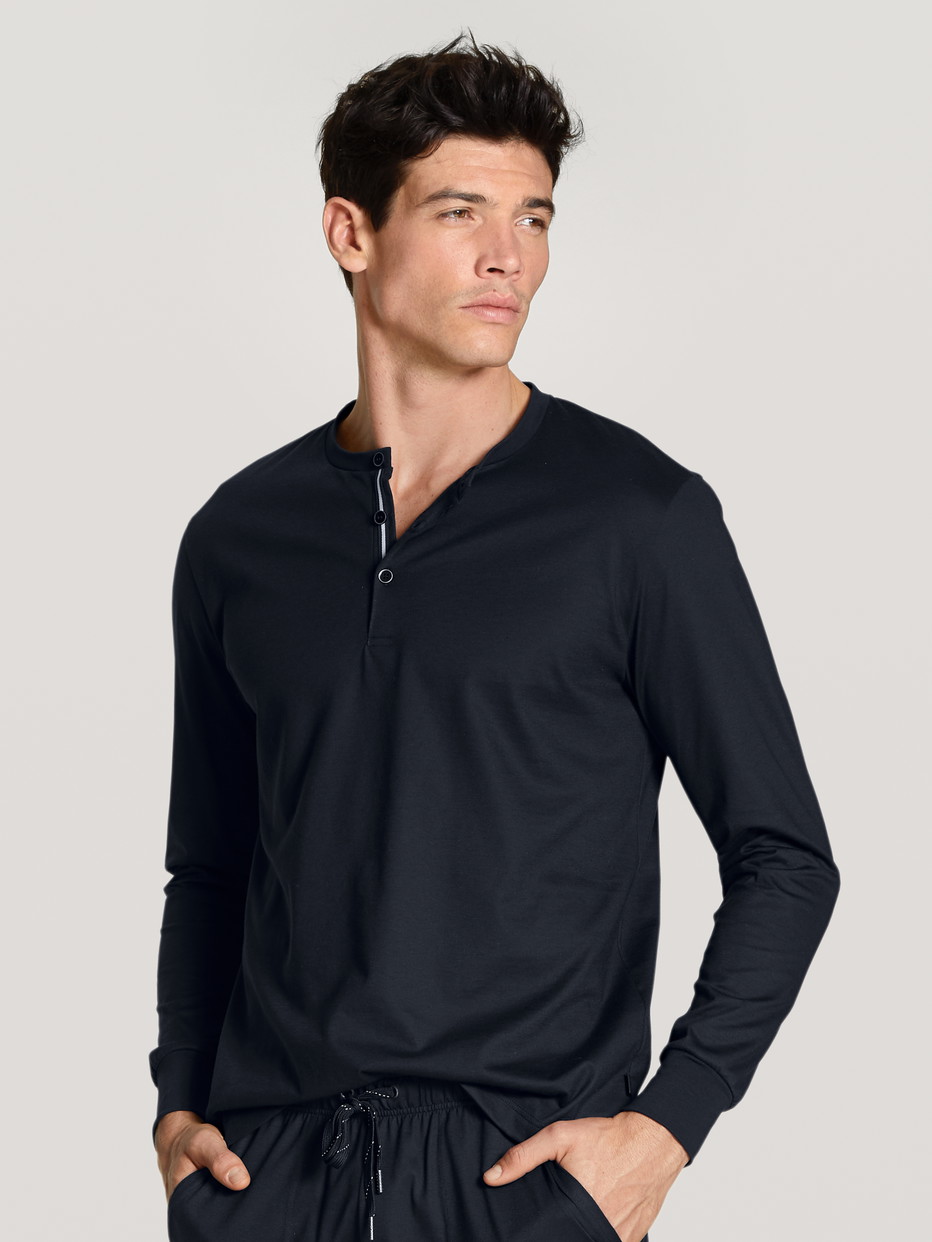 Herren-Model trägt Langarm-Shirt aus 100% Baumwolle in Blau, Einfarbig aus Serie Remix Basic Sleep von CALIDA, Vorderansicht