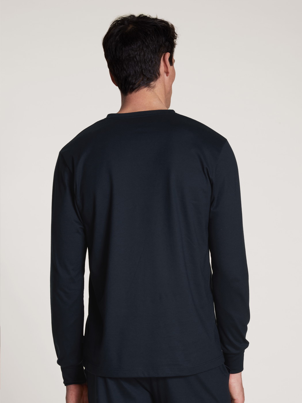 Le mannequin Homme porte le/la T-shirt à manches longues en 100% coton de couleur Bleu, Unicolore, de la série Remix Basic Sleep de CALIDA, Vue arrière