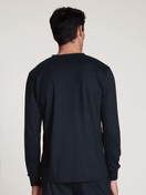 Le mannequin Homme porte le/la T-shirt à manches longues en 100% coton de couleur Bleu, Unicolore, de la série Remix Basic Sleep de CALIDA, Vue arrière