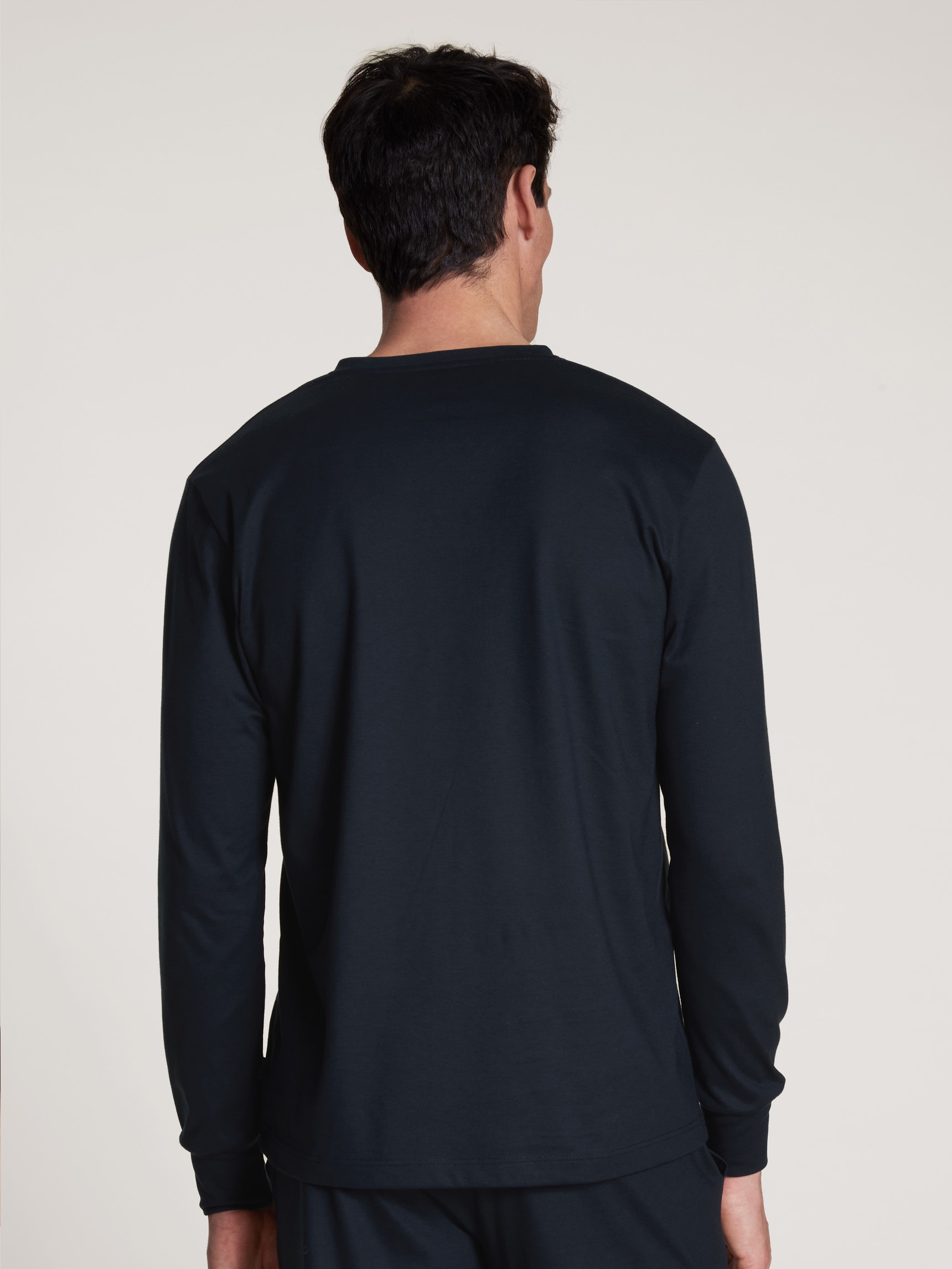 Herren-Model trägt Langarm-Shirt aus 100% Baumwolle in Blau, Einfarbig aus Serie Remix Basic Sleep von CALIDA, Rückansicht