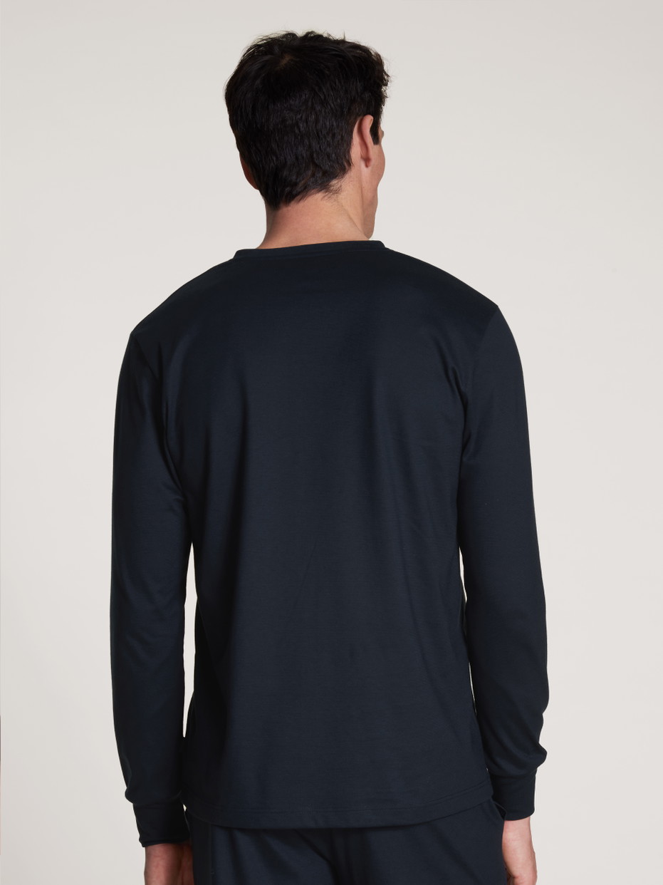 Herren-Model trägt Langarm-Shirt aus 100% Baumwolle in Blau, Einfarbig aus Serie Remix Basic Sleep von CALIDA, Rückansicht