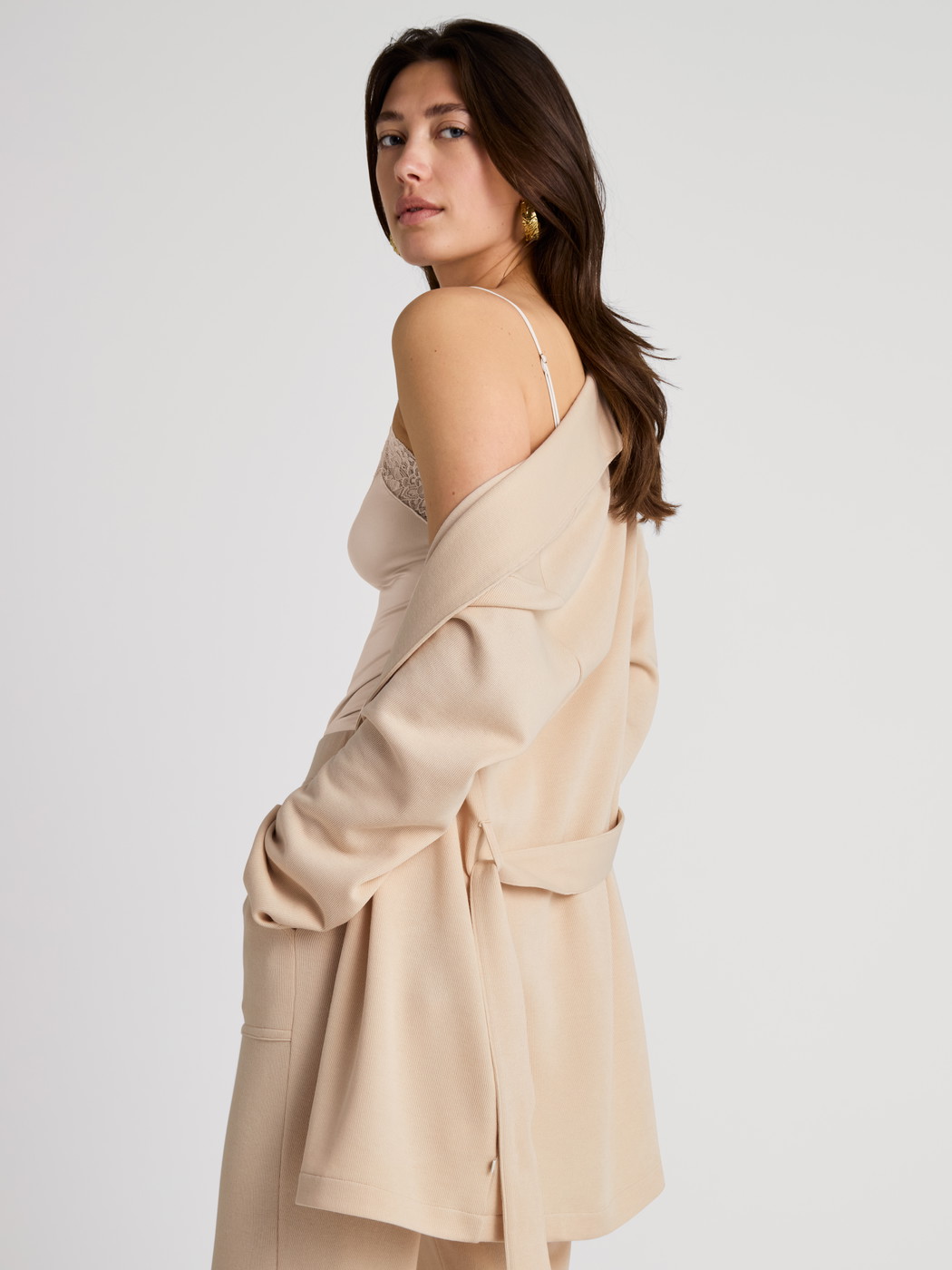 Le mannequin Femme porte le/la Veste en Modal de couleur Beige, Unicolore, de la série Lounge Cosy de CALIDA, Vue de face