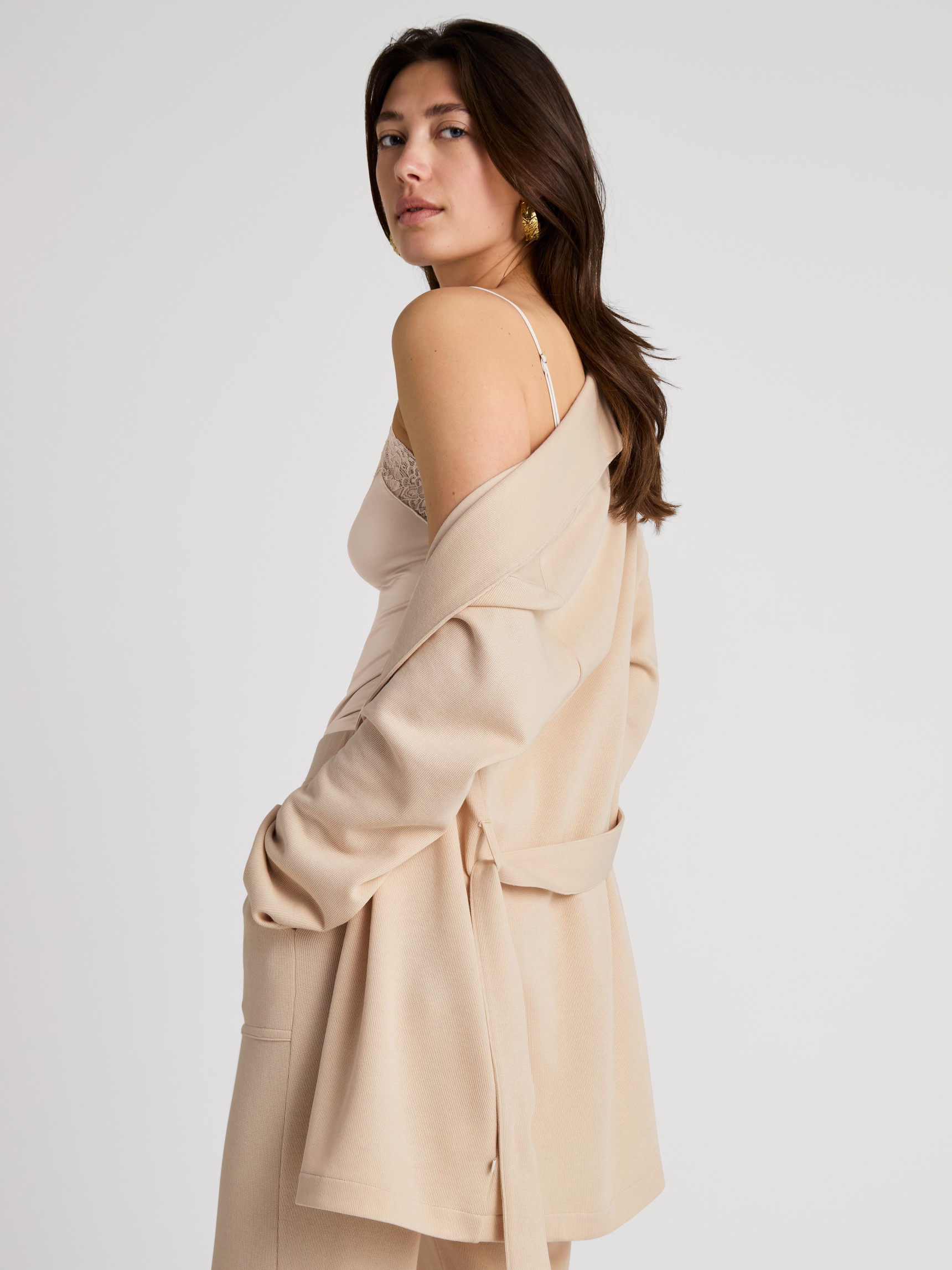 Damen-Model trägt Jacke mit Bindeband aus Modal in Beige, Einfarbig aus Serie Lounge Cosy von CALIDA, Vorderansicht