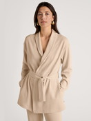 Le mannequin Femme porte le/la Veste en Modal de couleur Beige, Unicolore, de la série Lounge Cosy de CALIDA, Vue de face