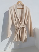 Le mannequin Femme porte le/la Veste en Modal de couleur Beige, Unicolore, de la série Lounge Cosy de CALIDA, Image supplémentaire