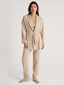 Le mannequin Femme porte le/la Veste en Modal de couleur Beige, Unicolore, de la série Lounge Cosy de CALIDA, Tenue