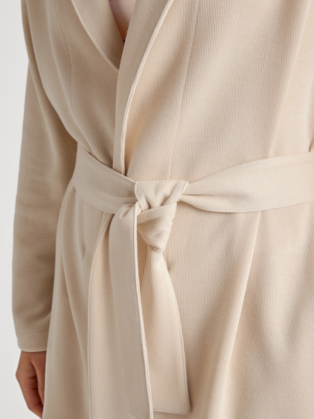 Le mannequin Femme porte le/la Veste en Modal de couleur Beige, Unicolore, de la série Lounge Cosy de CALIDA, Détail