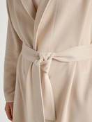 Le mannequin Femme porte le/la Veste en Modal de couleur Beige, Unicolore, de la série Lounge Cosy de CALIDA, Détail