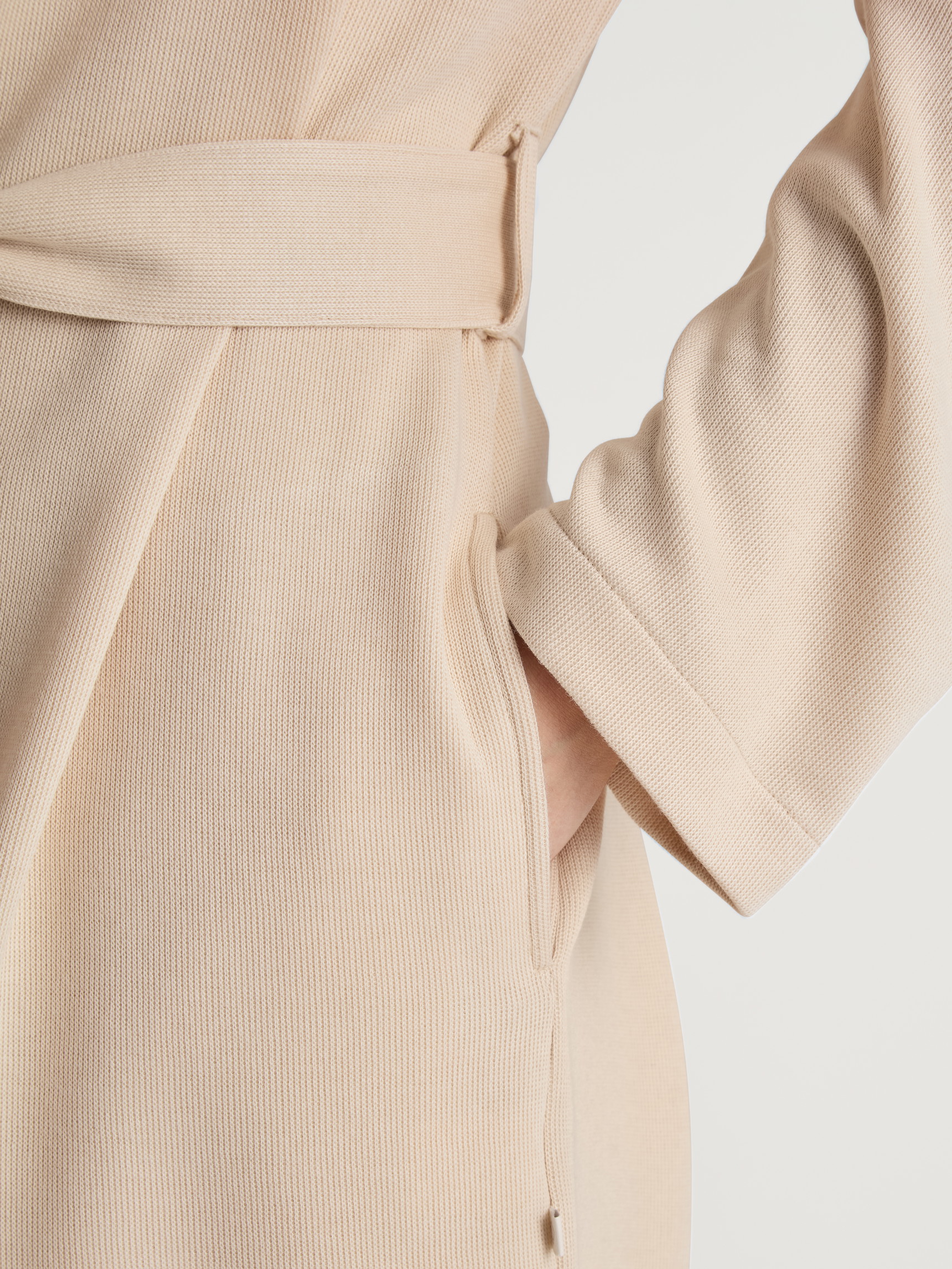 Damen-Model trägt Jacke mit Bindeband aus Modal in Beige, Einfarbig aus Serie Lounge Cosy von CALIDA, Zusatzbild