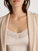 Le mannequin Femme porte le/la Veste en Modal de couleur Beige, Unicolore, de la série Lounge Cosy de CALIDA, Image supplémentaire