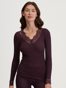 Damen-Model trägt Langarm-Shirt aus Wolle-Seide aus Wolle in Rot, Spitze aus Serie Silky Wool Joy von CALIDA, Vorderansicht