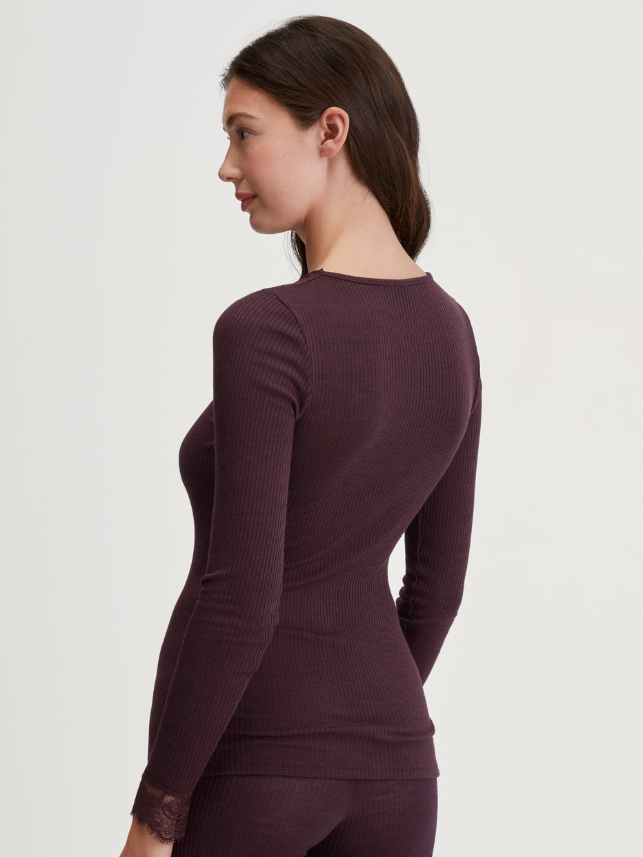 Le mannequin Femme porte le/la T-shirt à manches longues en laine et soie en Laine de couleur Rouge, Dentelle, de la série Silky Wool Joy de CALIDA, Vue arrière