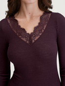Damen-Model trägt Langarm-Shirt aus Wolle-Seide aus Wolle in Rot, Spitze aus Serie Silky Wool Joy von CALIDA, Detail