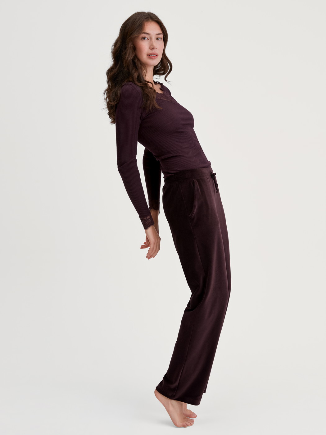 Damen-Model trägt Langarm-Shirt aus Wolle-Seide aus Wolle in Rot, Spitze aus Serie Silky Wool Joy von CALIDA, Vorderansicht