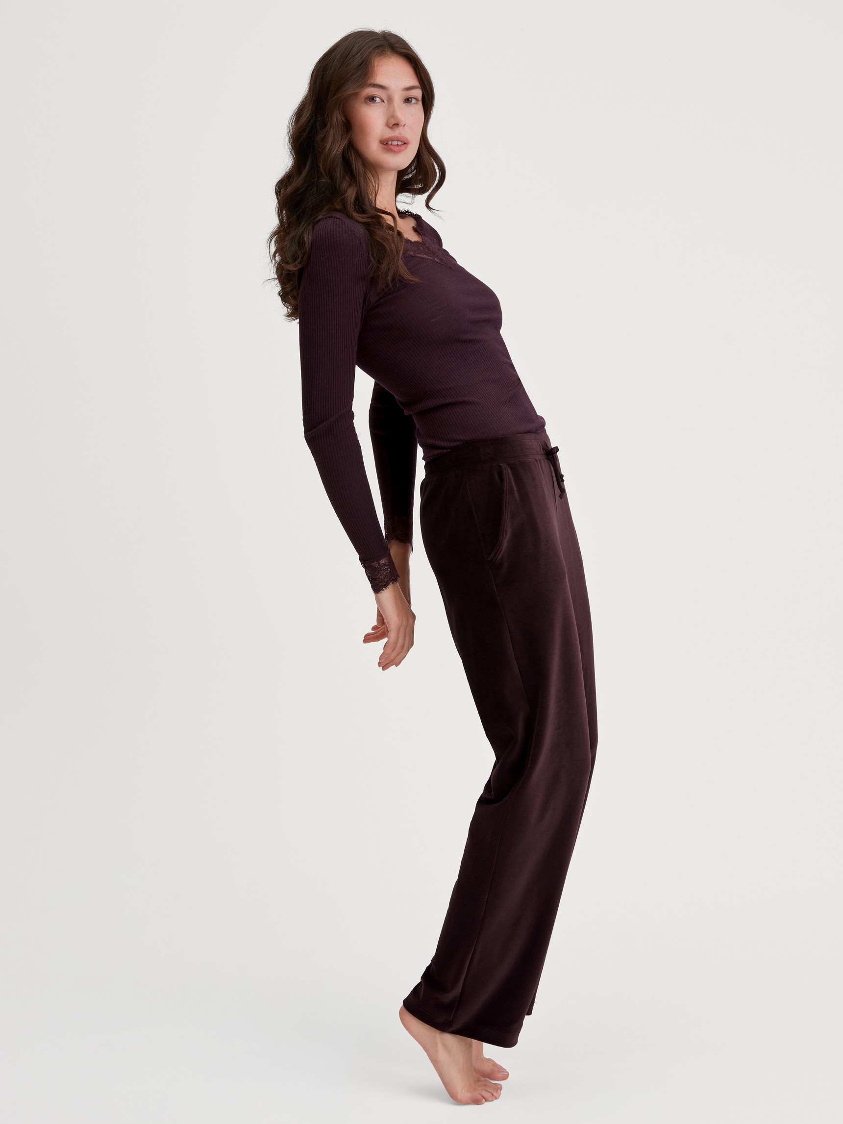 Damen-Model trägt Langarm-Shirt aus Wolle-Seide aus Wolle in Rot, Spitze aus Serie Silky Wool Joy von CALIDA, Vorderansicht