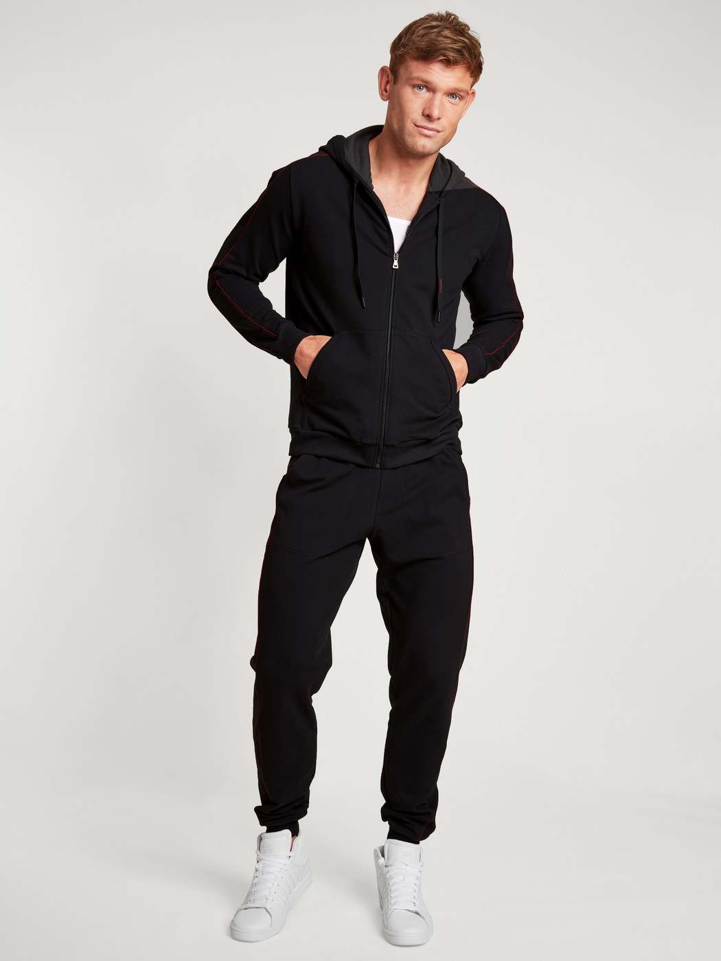 La modella / Il modello Uomo indossa Giacca in Cotone di colore Nero, Tinta unita, della serie Remix Basic Lounge di CALIDA, Vista frontale, Abbigliamento