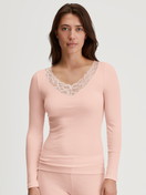 Le mannequin Femme porte le/la T-shirt à manches longues en laine et soie en Laine de couleur Rose, Dentelle, de la série Silky Wool Joy de CALIDA, Vue de face