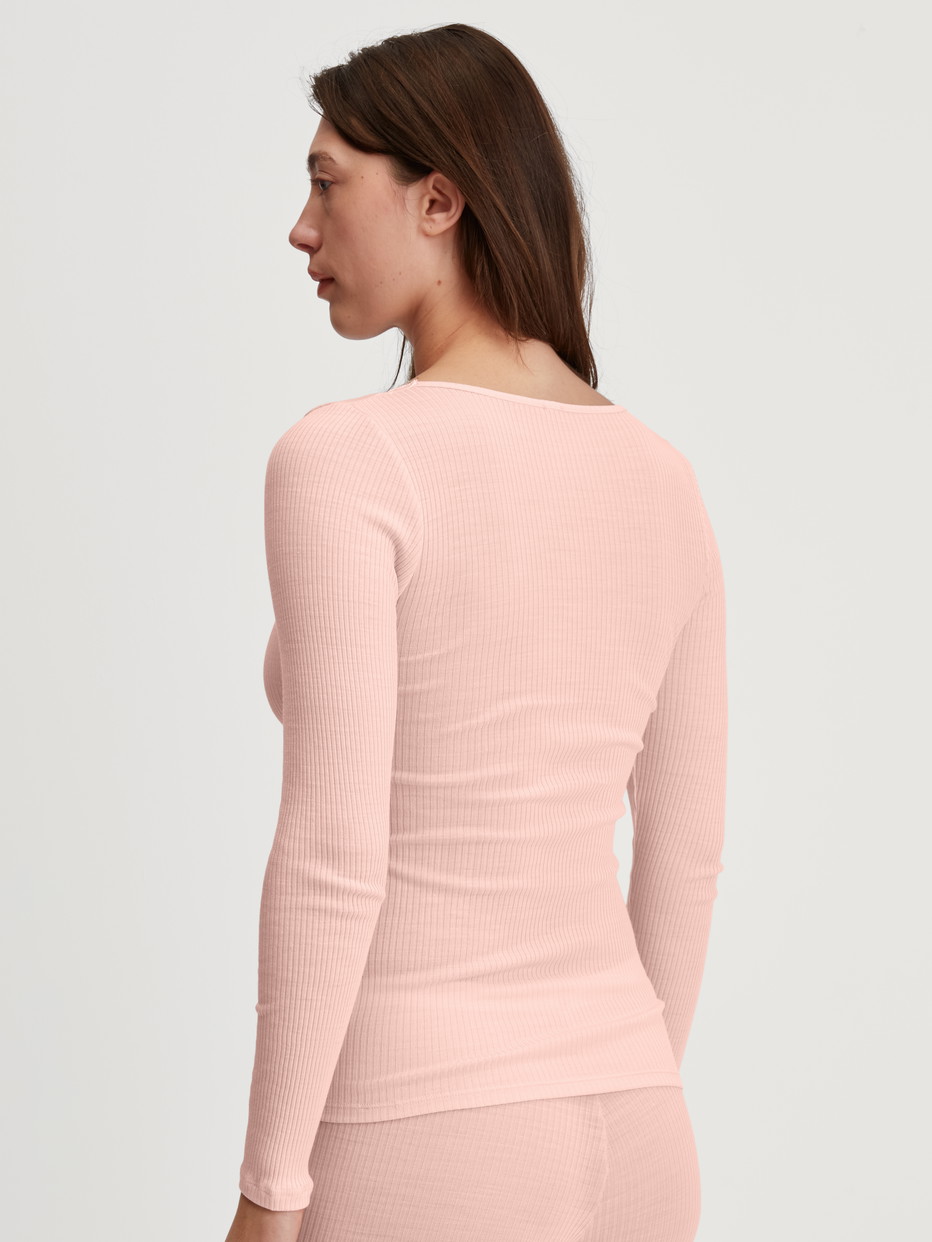 Le mannequin Femme porte le/la T-shirt à manches longues en laine et soie en Laine de couleur Rose, Dentelle, de la série Silky Wool Joy de CALIDA, Vue arrière