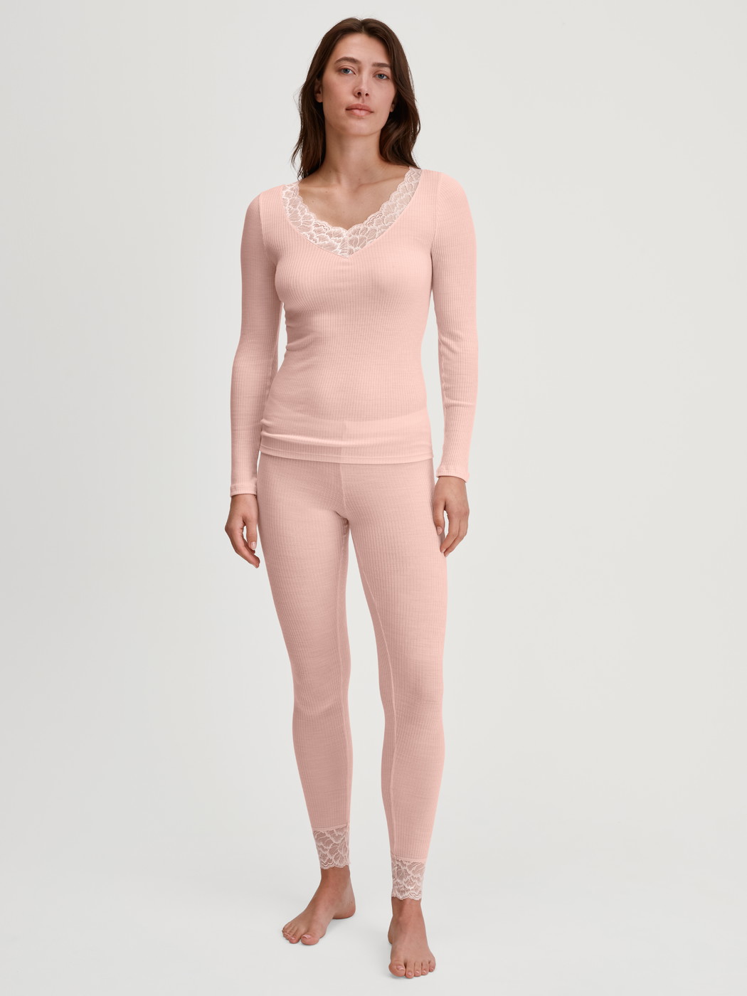 Le mannequin Femme porte le/la T-shirt à manches longues en laine et soie en Laine de couleur Rose, Dentelle, de la série Silky Wool Joy de CALIDA, Tenue