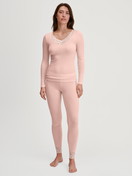 Le mannequin Femme porte le/la T-shirt à manches longues en laine et soie en Laine de couleur Rose, Dentelle, de la série Silky Wool Joy de CALIDA, Tenue