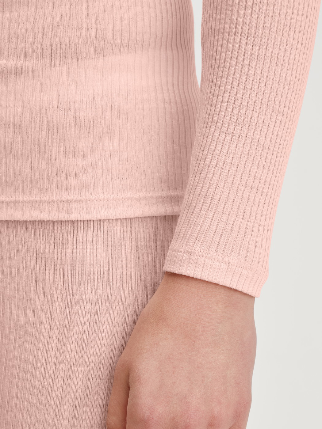 Le mannequin Femme porte le/la T-shirt à manches longues en laine et soie en Laine de couleur Rose, Dentelle, de la série Silky Wool Joy de CALIDA, Détail