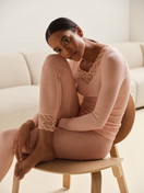 Le mannequin Femme porte le/la T-shirt à manches longues en laine et soie en Laine de couleur Rose, Dentelle, de la série Silky Wool Joy de CALIDA, Image supplémentaire
