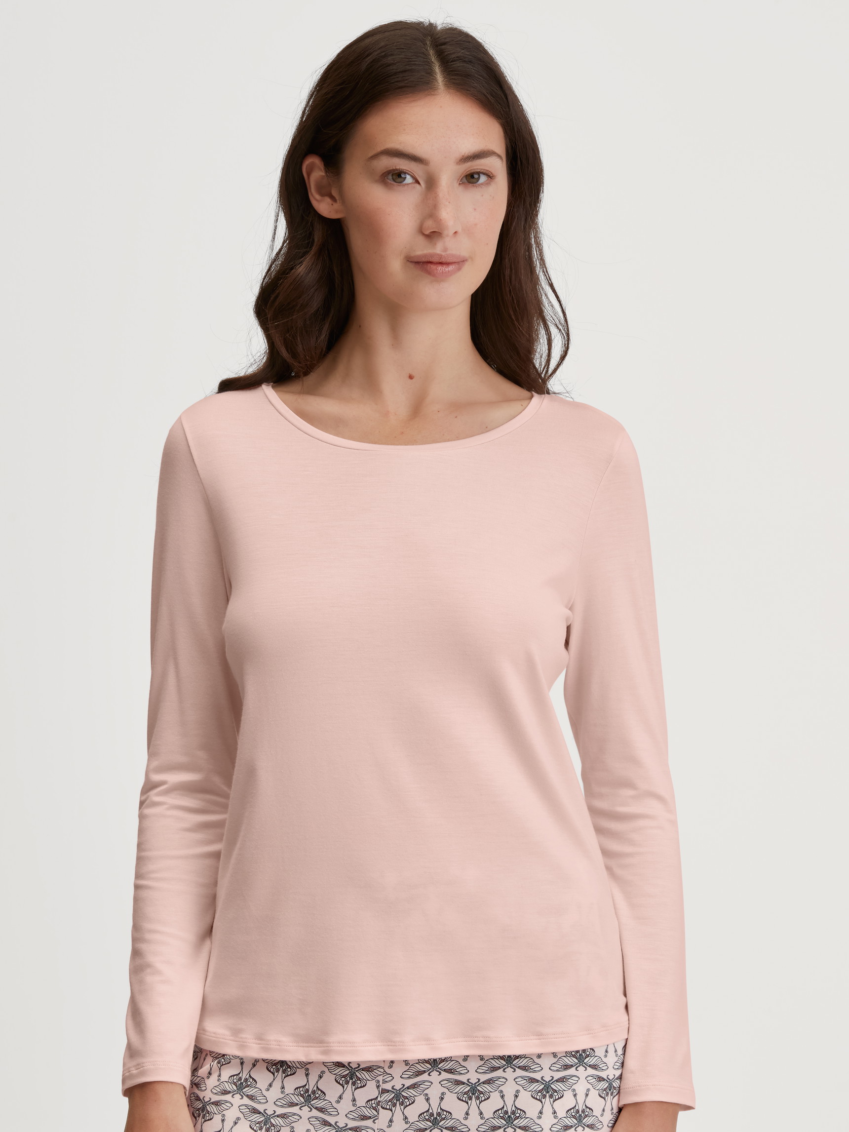 La modella / Il modello Donna indossa Shirt a manica lunga in Modal di colore Rosa, Tinta unita, della serie Favourites Seduction di CALIDA, Vista frontale