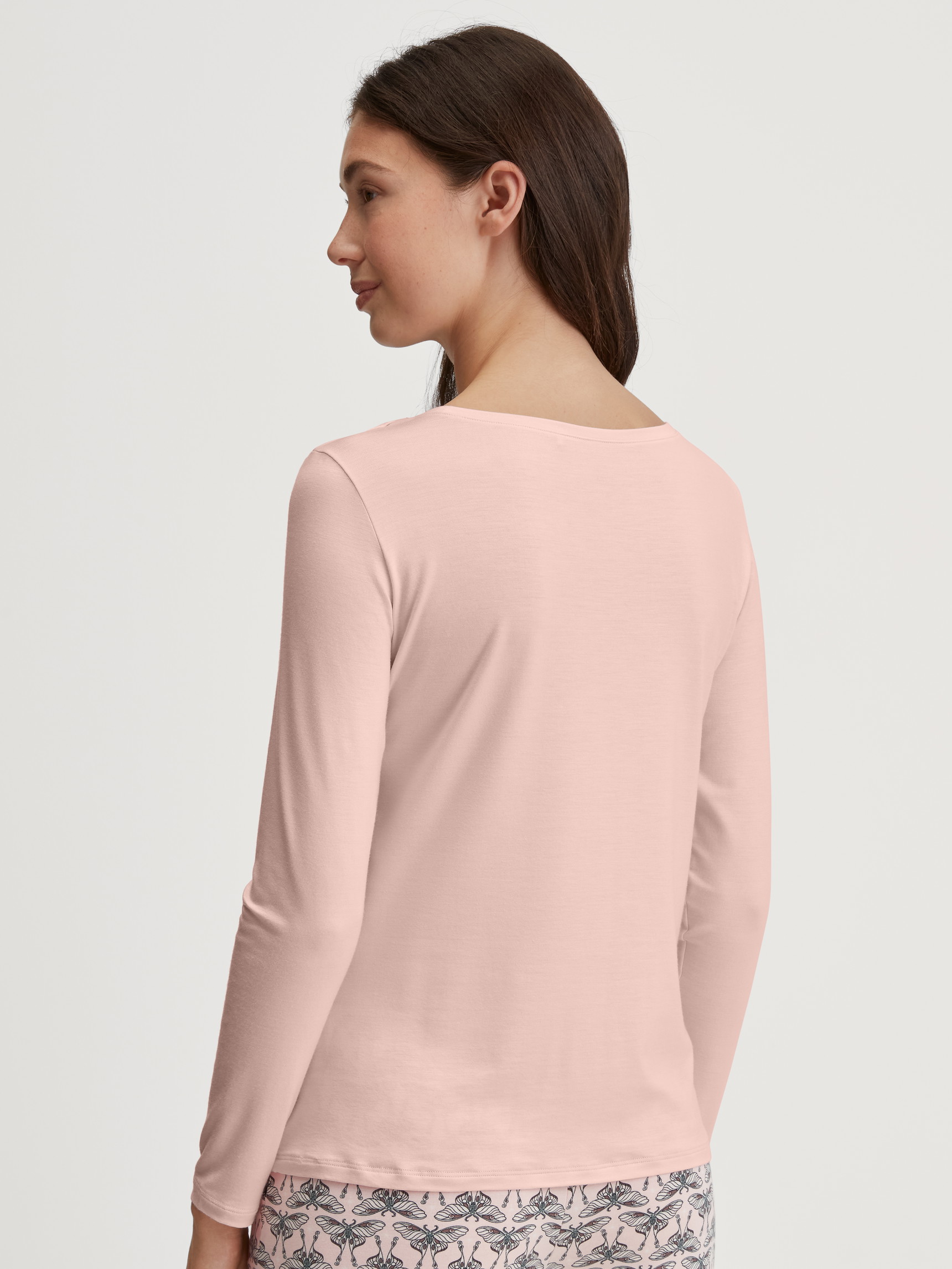 La modella / Il modello Donna indossa Shirt a manica lunga in Modal di colore Rosa, Tinta unita, della serie Favourites Seduction di CALIDA, Vista posteriore
