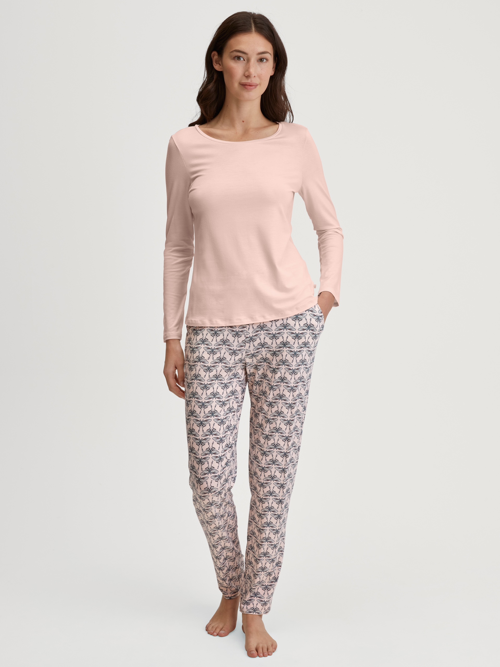 Damen-Model trägt Langarm-Shirt aus Modal in Rosa, Einfarbig aus Serie Favourites Seduction von CALIDA, Outfit