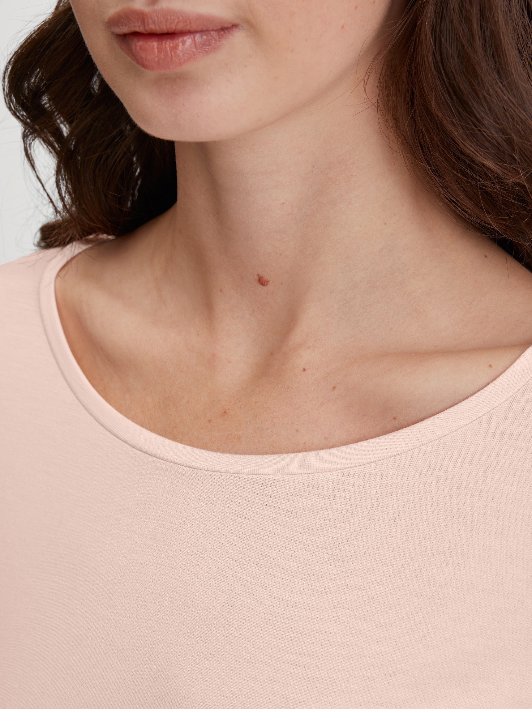 La modella / Il modello Donna indossa Shirt a manica lunga in Modal di colore Rosa, Tinta unita, della serie Favourites Seduction di CALIDA, Dettaglio