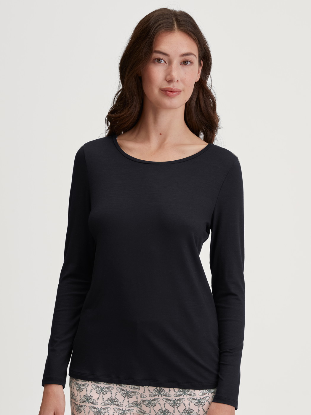 Le mannequin Femme porte le/la T-shirt à manches longues en Modal de couleur Noir, Unicolore, de la série Favourites Seduction de CALIDA, Vue de face