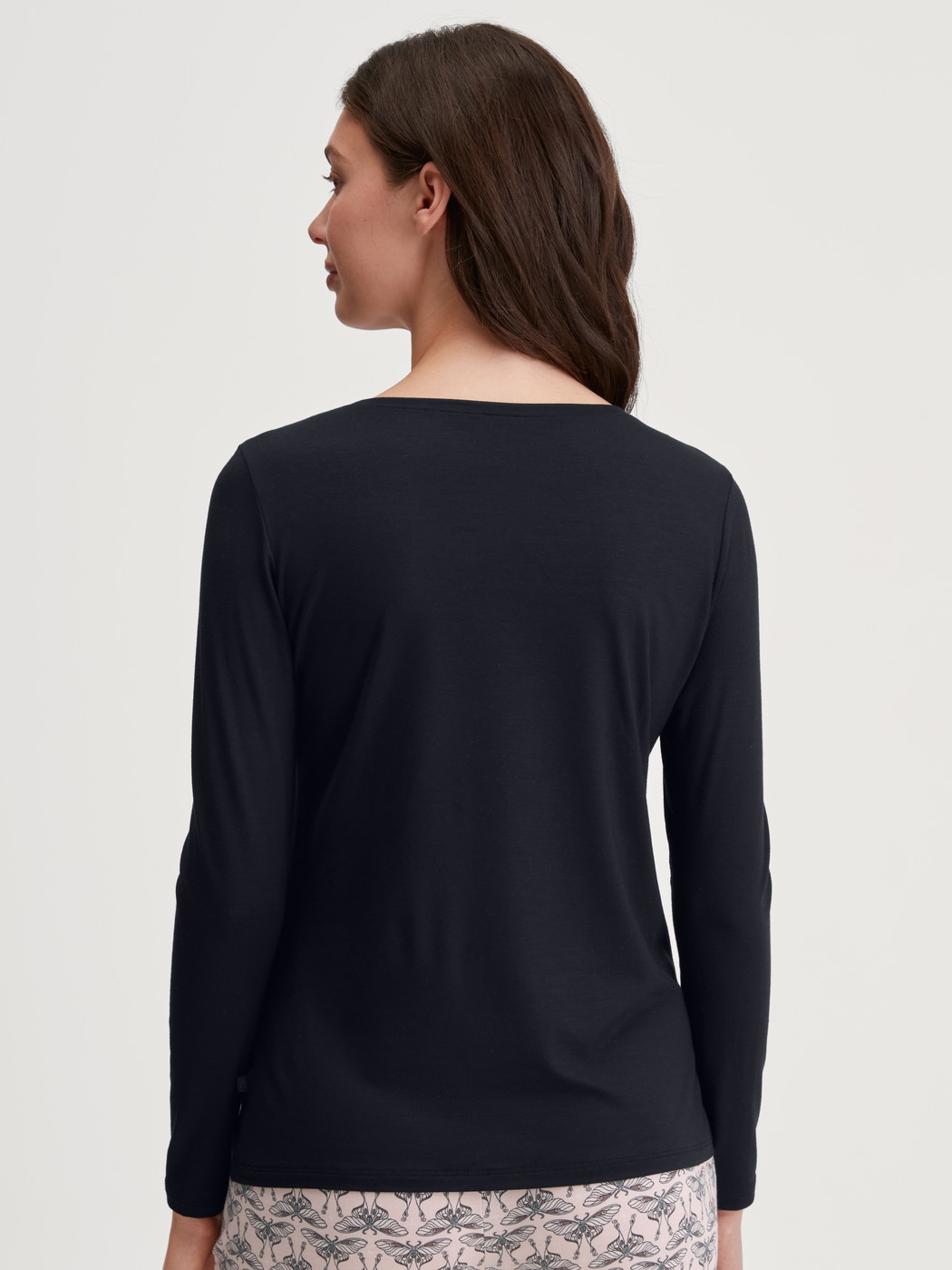 Le mannequin Femme porte le/la T-shirt à manches longues en Modal de couleur Noir, Unicolore, de la série Favourites Seduction de CALIDA, Vue arrière