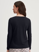 Le mannequin Femme porte le/la T-shirt à manches longues en Modal de couleur Noir, Unicolore, de la série Favourites Seduction de CALIDA, Vue arrière