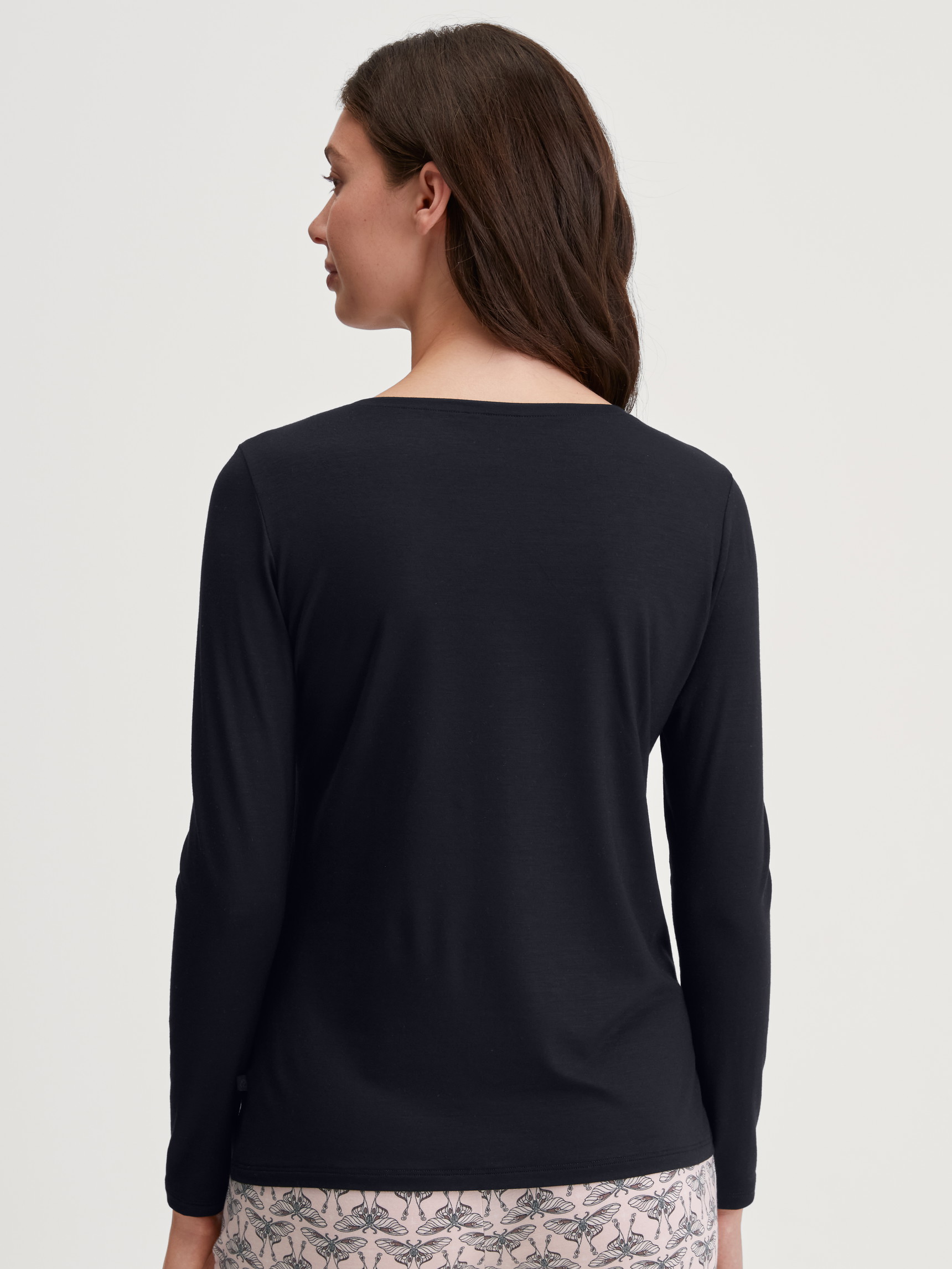 Damen-Model trägt Langarm-Shirt aus Modal in Schwarz, Einfarbig aus Serie Favourites Seduction von CALIDA, Rückansicht