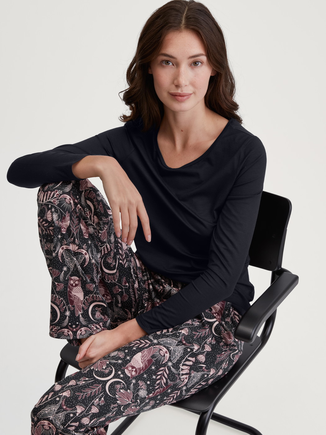 Le mannequin Femme porte le/la T-shirt à manches longues en Modal de couleur Noir, Unicolore, de la série Favourites Seduction de CALIDA, Image supplémentaire