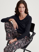 Le mannequin Femme porte le/la T-shirt à manches longues en Modal de couleur Noir, Unicolore, de la série Favourites Seduction de CALIDA, Image supplémentaire