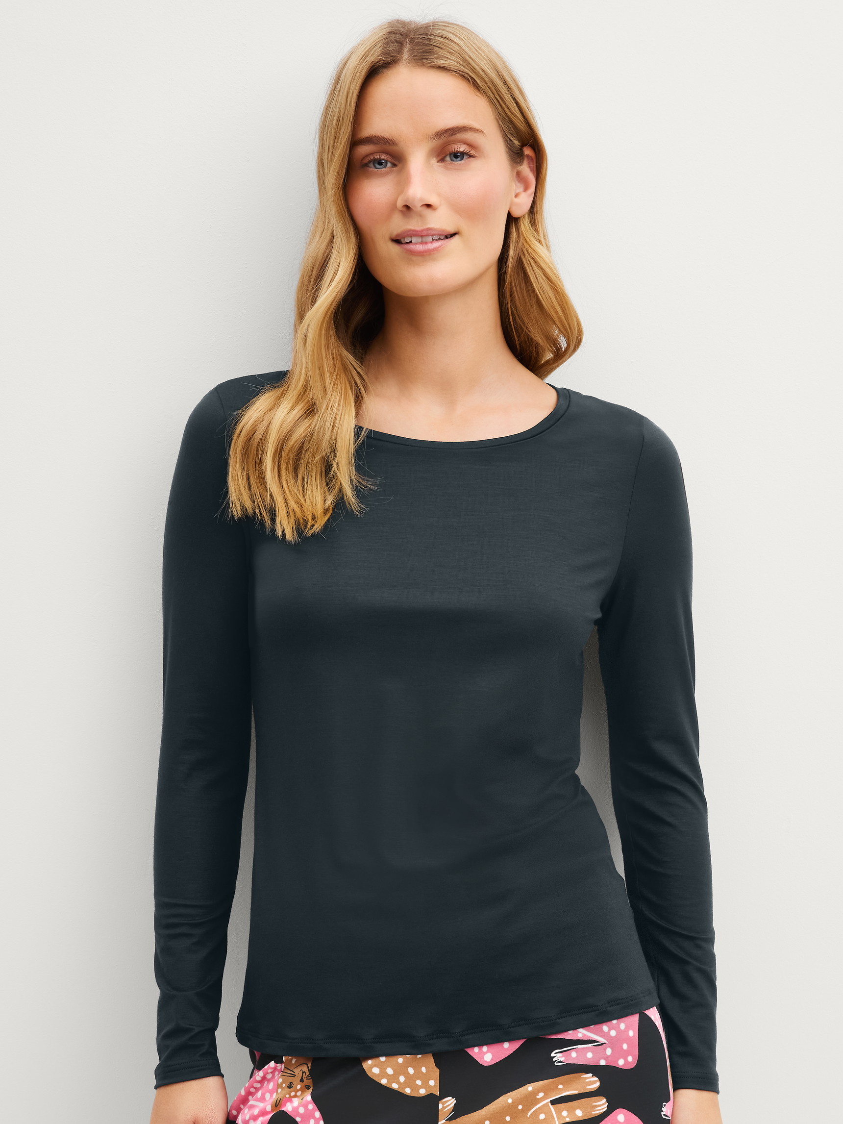 Damen-Model trägt Langarm-Shirt aus Modal in Schwarz, Einfarbig aus Serie Sleep Over M&M von CALIDA, Vorderansicht