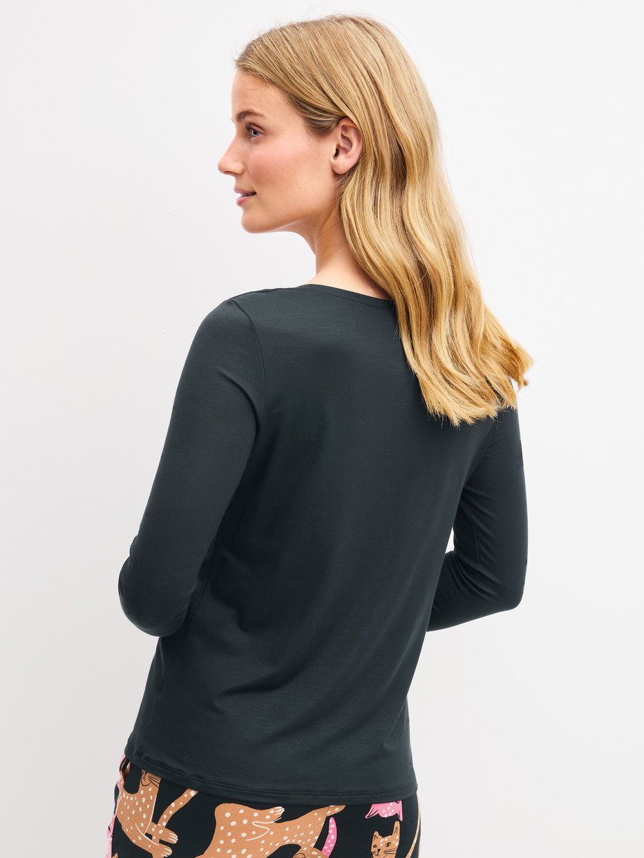 Damen-Model trägt Langarm-Shirt aus Modal in Schwarz, Einfarbig aus Serie Sleep Over M&M von CALIDA, Rückansicht