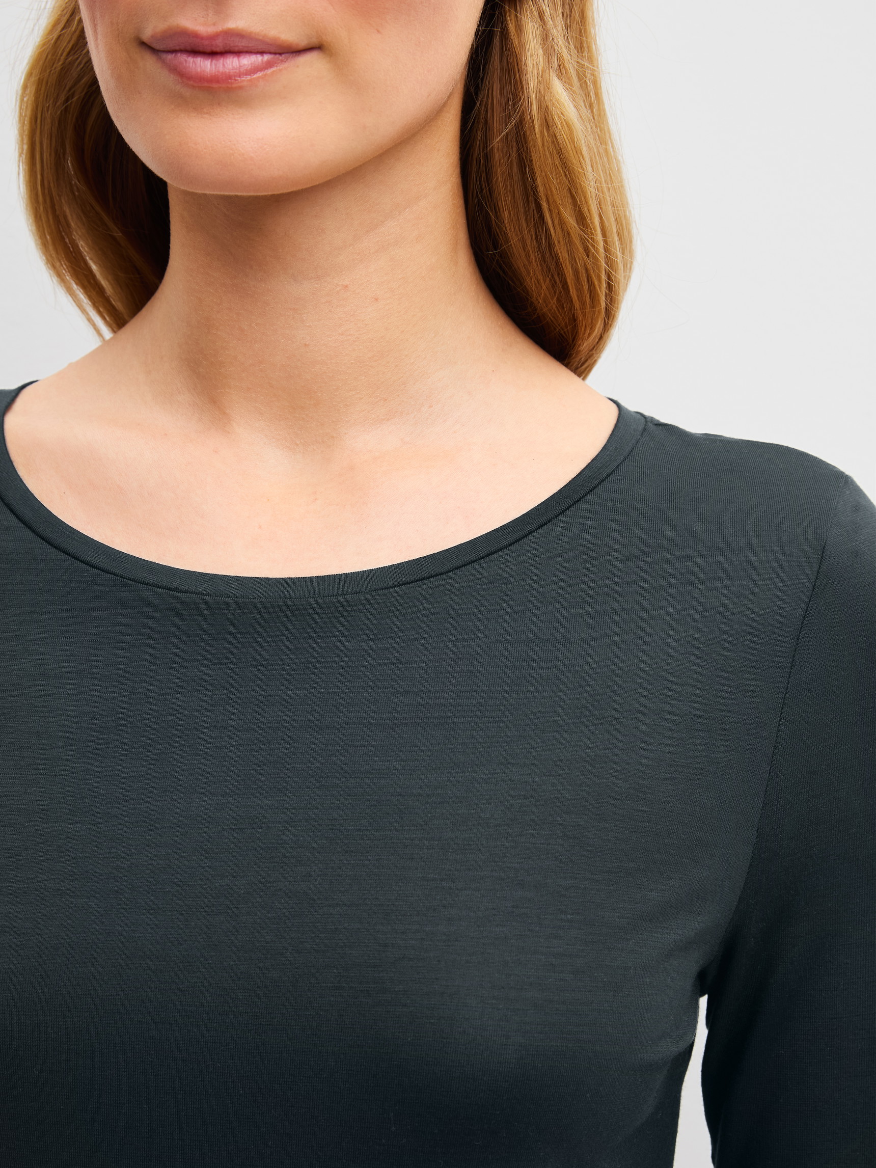 Damen-Model trägt Langarm-Shirt aus Modal in Schwarz, Einfarbig aus Serie Sleep Over M&M von CALIDA, Detail