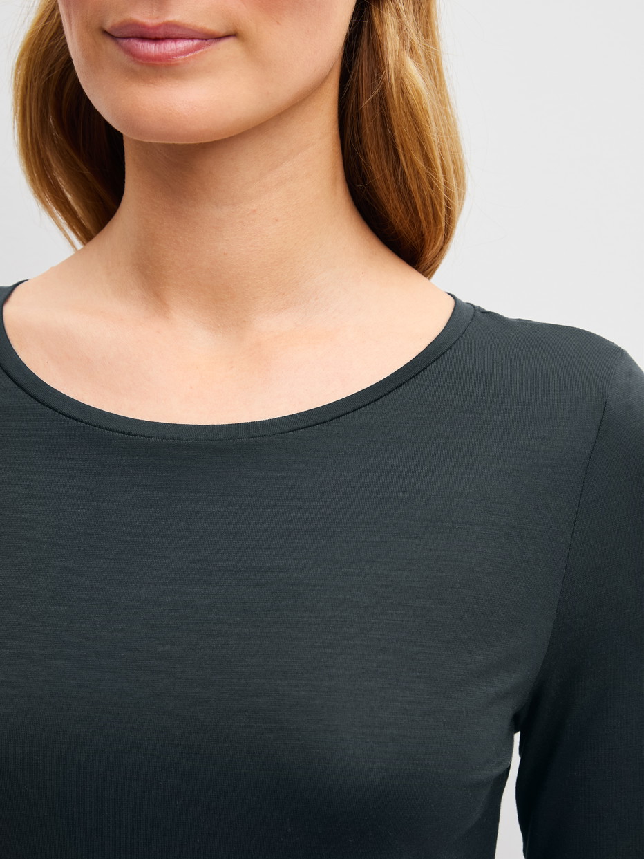 Damen-Model trägt Langarm-Shirt aus Modal in Schwarz, Einfarbig aus Serie Sleep Over M&M von CALIDA, Detail