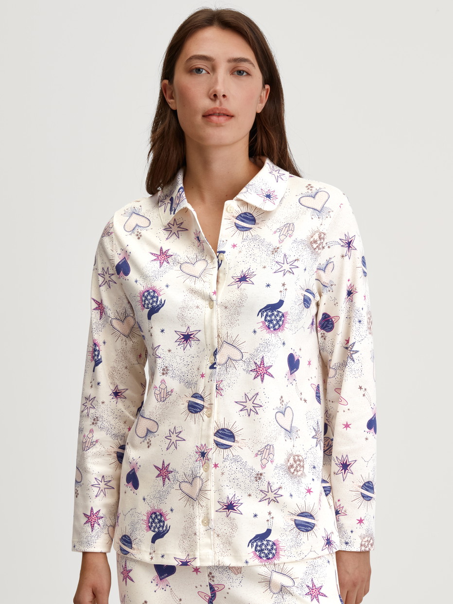 Damen-Model trägt Langarm-Shirt mit Knöpfen aus 100% Baumwolle in Beige, Gemustert aus Serie Favourites Universe von CALIDA, Vorderansicht