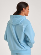 Damen-Model trägt Sweatshirt mit Kapuze aus Baumwolle in Blau, Einfarbig aus Serie Lounge Paisley von CALIDA, Rückansicht