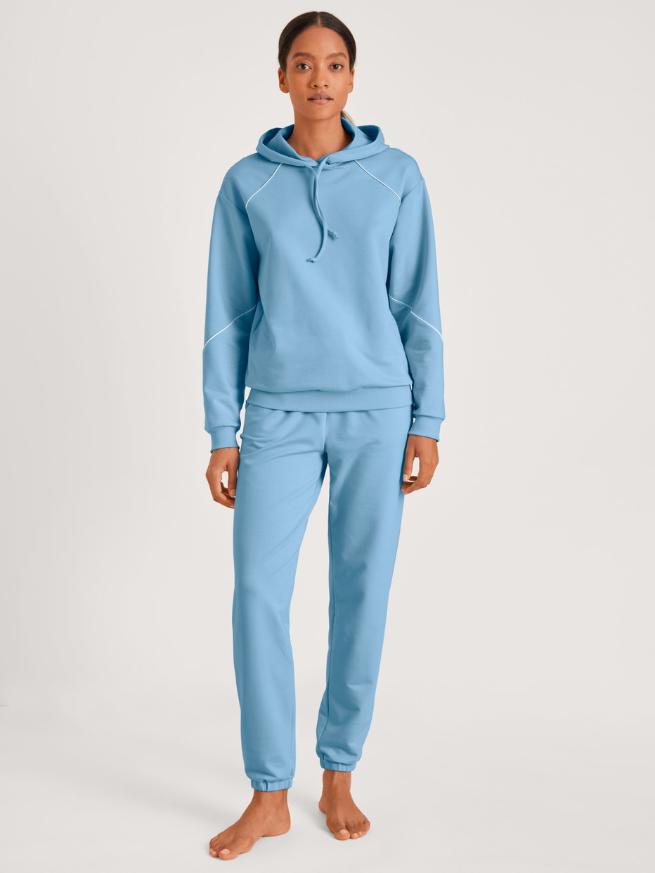 Damen-Model trägt Sweatshirt mit Kapuze aus Baumwolle in Blau, Einfarbig aus Serie Lounge Paisley von CALIDA, Vorderansicht, Outfit