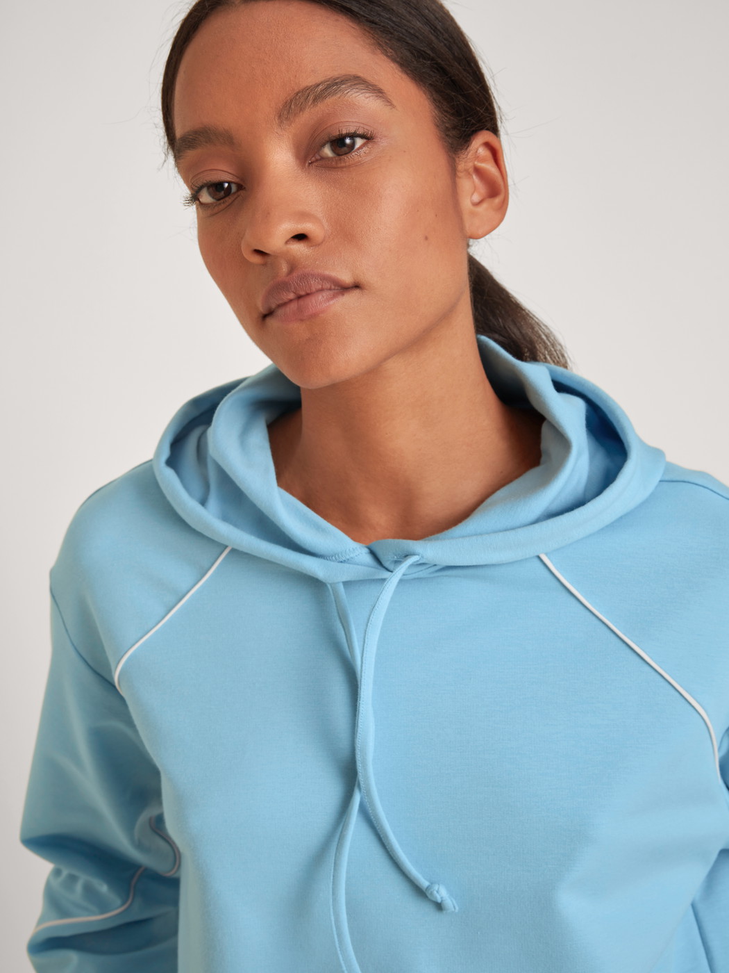 Damen - Sweatshirt mit Kapuze aus Baumwolle in Blau, Einfarbig aus Serie Lounge Paisley von CALIDA, Detail