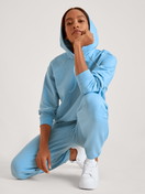 Damen-Model trägt Sweatshirt mit Kapuze aus Baumwolle in Blau, Einfarbig aus Serie Lounge Paisley von CALIDA, Vorderansicht, Outfit