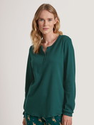 Women model is wearing Shirt long-sleeve made of 100% Cotton in Green, Unicoloured from the Favourites Holidays series by CALIDA, Front view