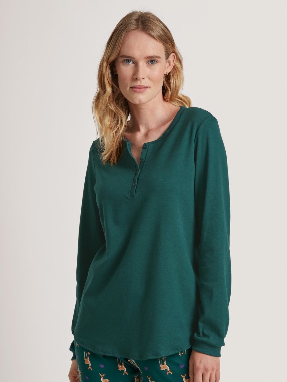 Women model is wearing Shirt long-sleeve made of 100% Cotton in Green, Unicoloured from the Favourites Holidays series by CALIDA, Front view