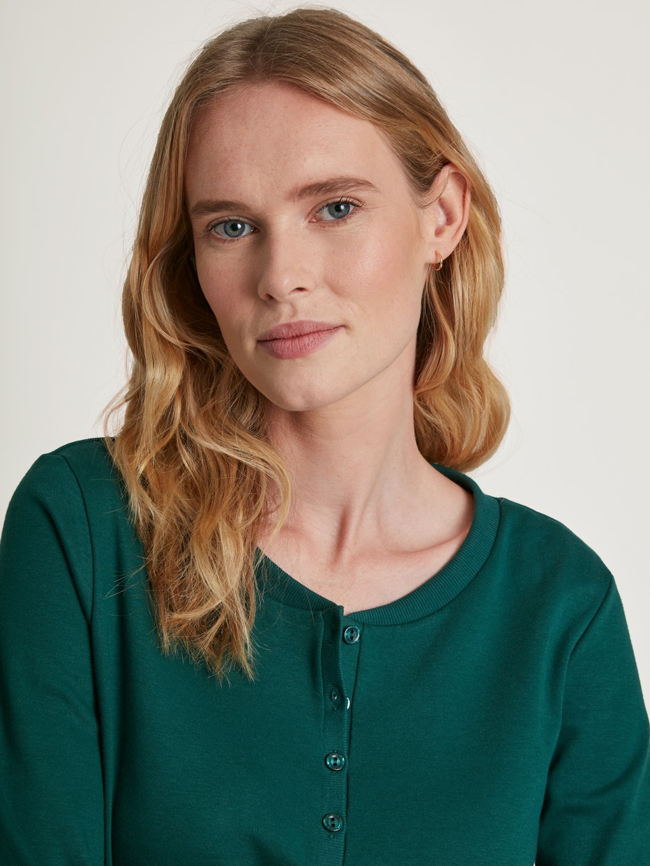 Women model is wearing Shirt long-sleeve made of 100% Cotton in Green, Unicoloured from the Favourites Holidays series by CALIDA