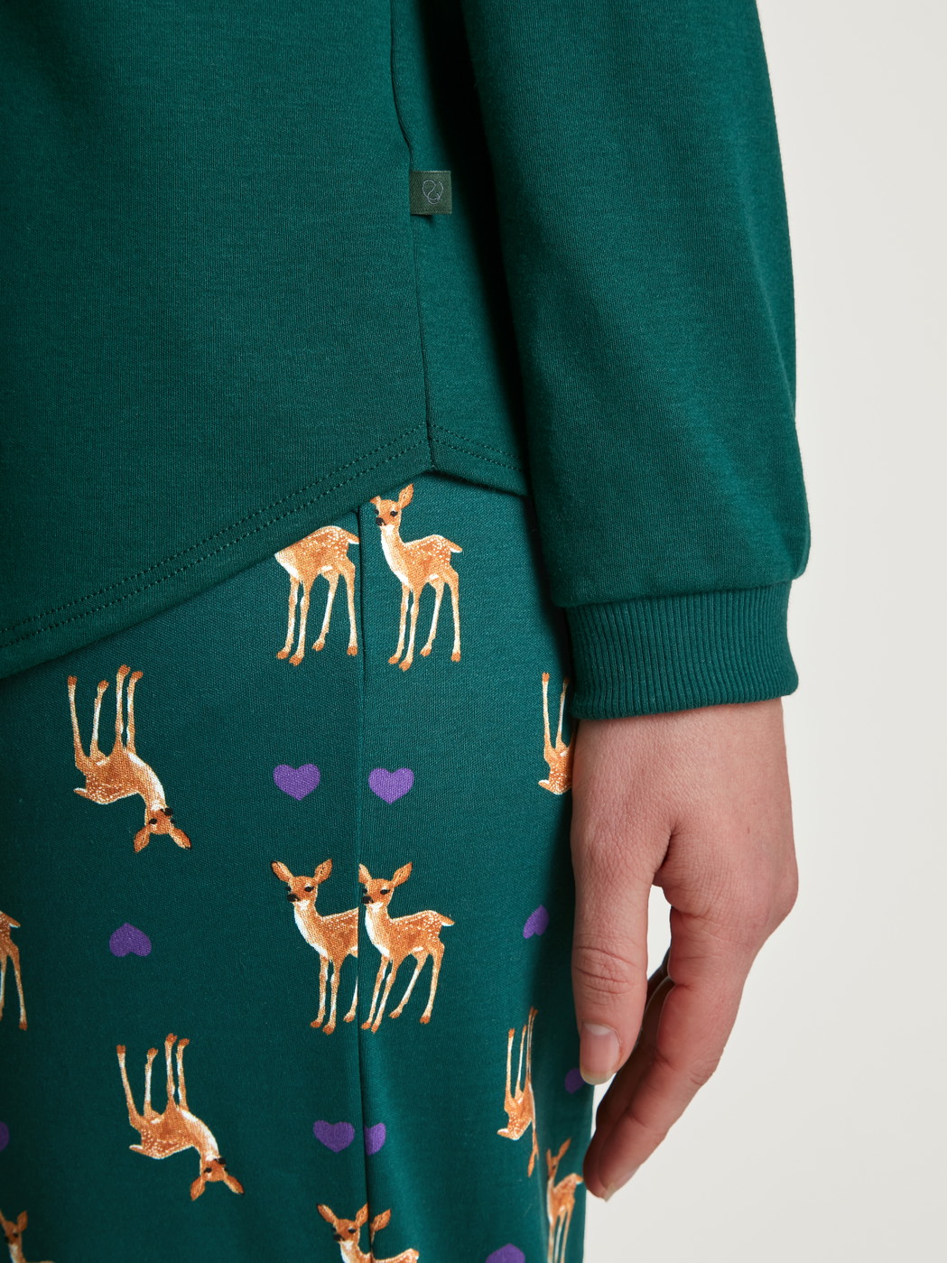 Women model is wearing Shirt long-sleeve made of 100% Cotton in Green, Unicoloured from the Favourites Holidays series by CALIDA